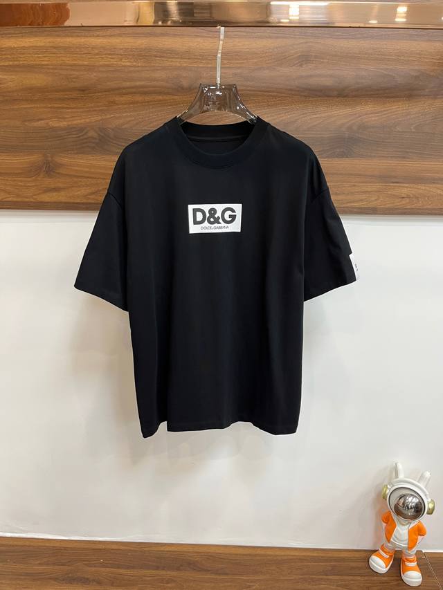 可年后！ 主推 D&G 2025Ss早春新款发布杜嘉班纳新款圆领短袖T恤，Logo刺绣，穿上就是舒适自在又显瘦的存在，慵懒而随性，结合干净简单的色系就特别耐看，