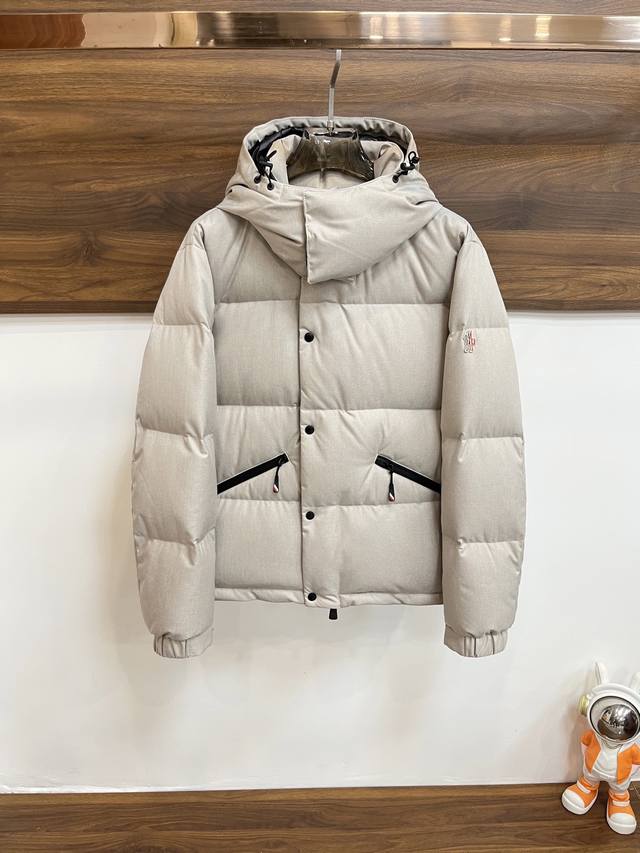 可年后！ 主推 Moncler 蒙口 秋冬新品 2024爆款连帽羽绒服，帽可拆 90白鸭绒填充！ 尺码：M-Xxxl H2024新款首发