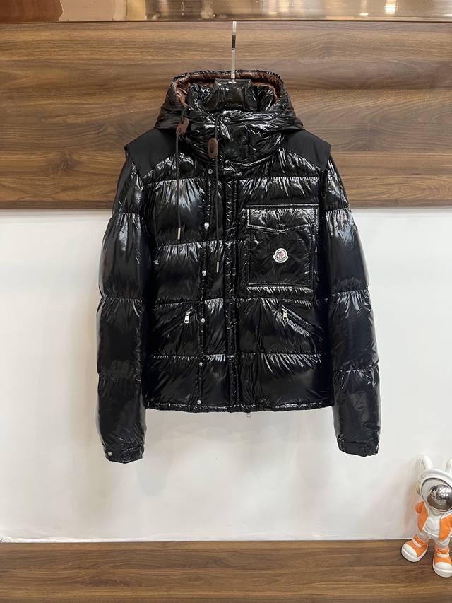 可年后！ 主推 Moncler 2024秋冬新款蒙口新款连帽设计羽绒外套，袖可拆，帽可脱，一衣两穿！选用亮泽尼龙面料打造，胸前经典印花设计Logo，充盈填充舒适