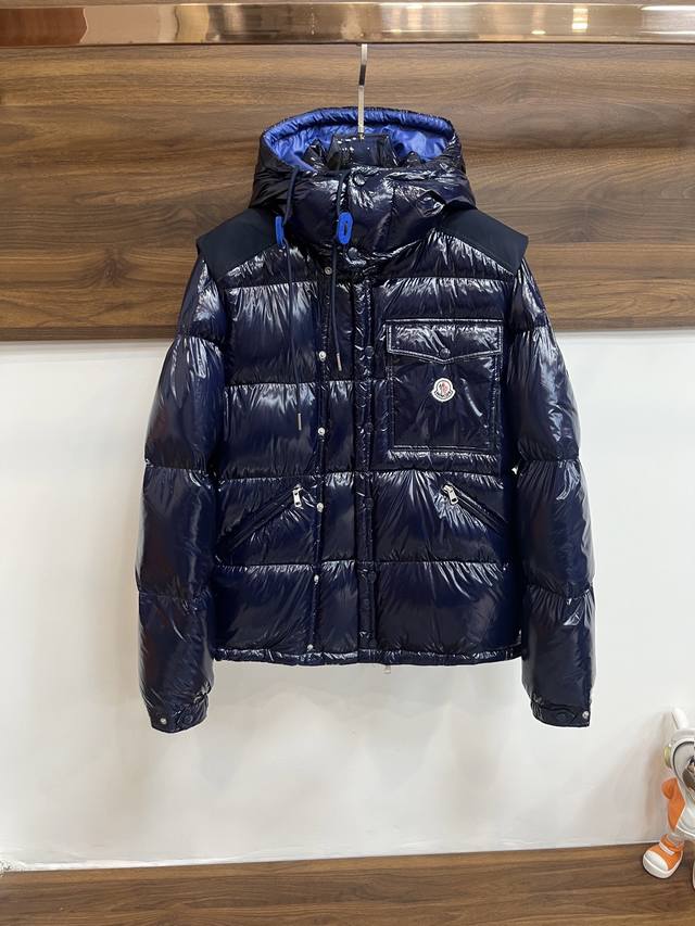 可年后！ 主推 Moncler 2024秋冬新款蒙口新款连帽设计羽绒外套，袖可拆，帽可脱，一衣两穿！选用亮泽尼龙面料打造，胸前经典印花设计Logo，充盈填充舒适