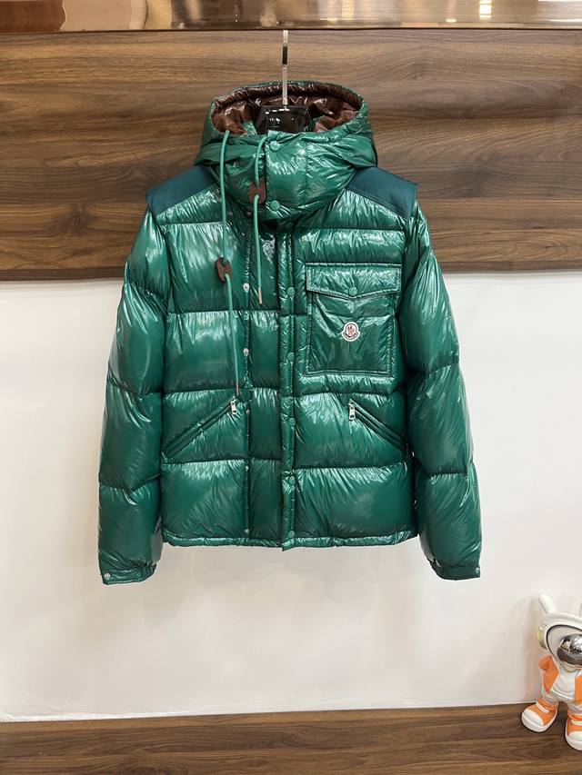 可年后！ 主推 Moncler 2024秋冬新款蒙口新款连帽设计羽绒外套，袖可拆，帽可脱，一衣两穿！选用亮泽尼龙面料打造，胸前经典印花设计Logo，充盈填充舒适