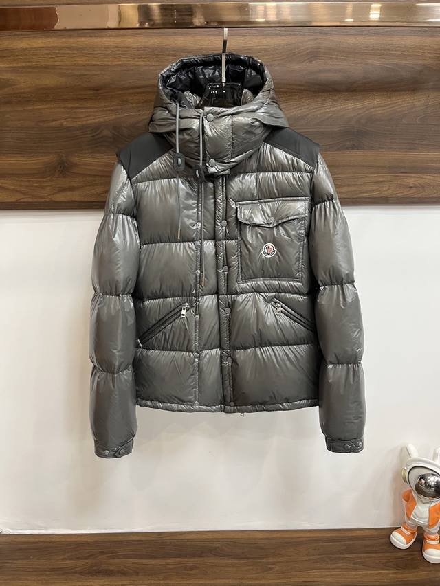 可年后！ 主推 Moncler 2024秋冬新款蒙口新款连帽设计羽绒外套，袖可拆，帽可脱，一衣两穿！选用亮泽尼龙面料打造，胸前经典印花设计Logo，充盈填充舒适