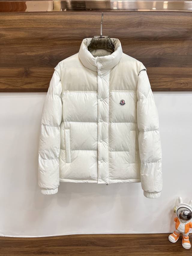 可年后！ 主推 Moncler 蒙口 秋冬新款首发羽绒立领羽绒服，一衣两穿 撞色双面穿羽绒服 双面聚酯纤维记忆面料 不起皱 免烫面料 90白鸭绒填充！尺码：M-