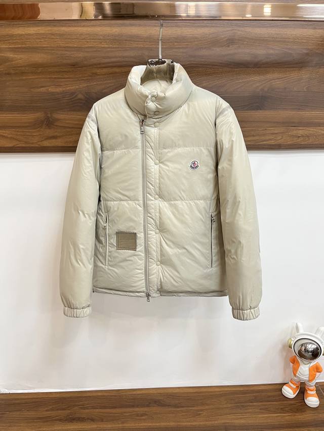 可年后！ 主推 Moncler 蒙口 秋冬新款首发羽绒立领羽绒服，一衣两穿 撞色双面穿羽绒服 双面聚酯纤维记忆面料 不起皱 免烫面料 90白鸭绒填充！尺码：M-