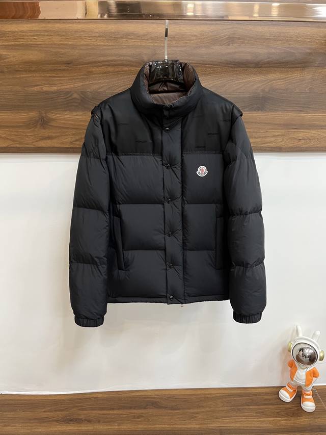 可年后！ 主推 Moncler 蒙口 秋冬新款首发羽绒立领羽绒服，一衣两穿 撞色双面穿羽绒服 双面聚酯纤维记忆面料 不起皱 免烫面料 90白鸭绒填充！尺码：M-