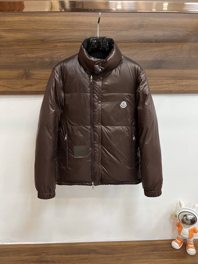 可年后！ 主推 Moncler 蒙口 秋冬新款首发羽绒立领羽绒服，一衣两穿 撞色双面穿羽绒服 双面聚酯纤维记忆面料 不起皱 免烫面料 90白鸭绒填充！尺码：M-