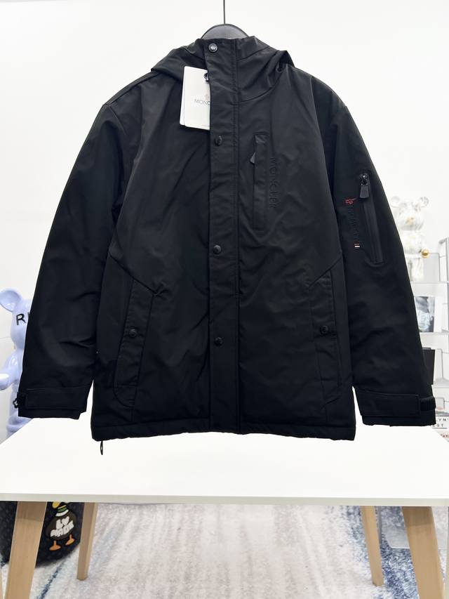 蒙口 三标齐全 冬季新款棉服加棉外套，秀场新品品相非常完美，舒适保暖，色泽饱满诱人，非常出彩的设计，轻松将时髦感进阶，做工极为考究严谨，走线工整细致！大牌设计师