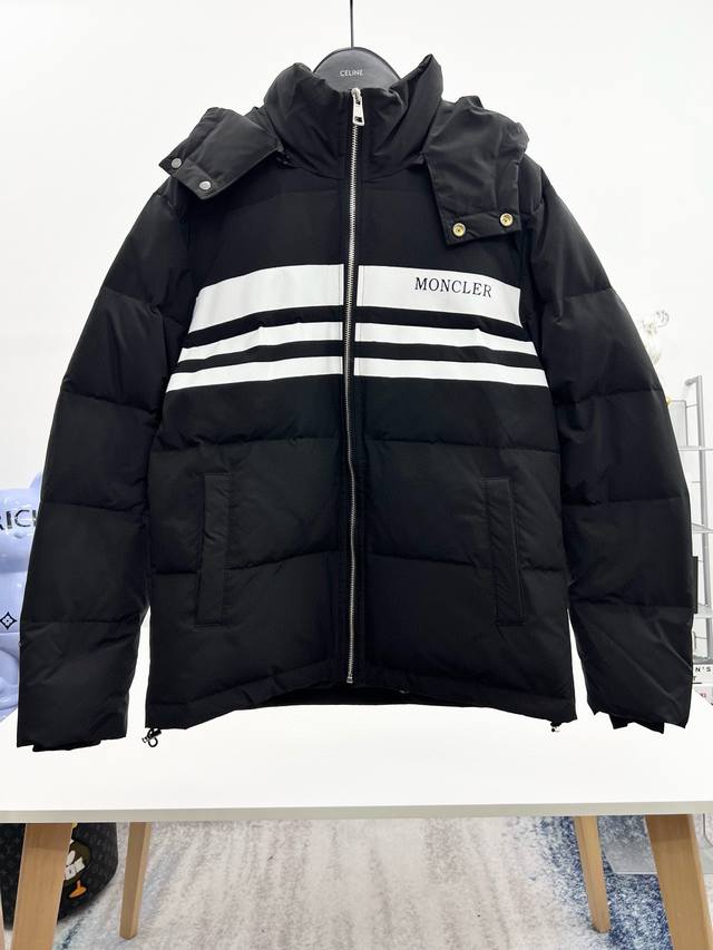 Moncler 官网款秋冬新款羽绒服。这款号称羽绒服届最高端的，全部90绒的三标齐全带着经典的Logo组合搭配，第一眼看到就是满满的视觉冲击，保暖性能更出色，轻