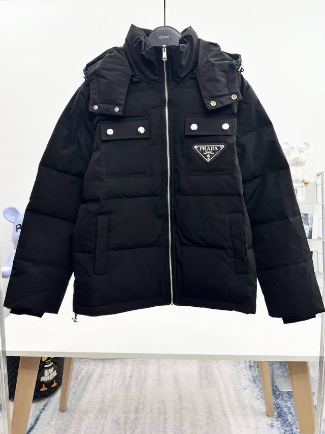 Prada 官网款秋冬新款羽绒服。这款号称羽绒服届最高端的，全部90绒的三标齐全带着经典的Logo组合搭配，第一眼看到就是满满的视觉冲击，保暖性能更出色，轻便不