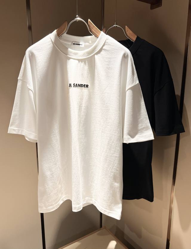 JIL SANDER 2025春夏新款男女同款短袖T恤户外品牌可能大家第一想到的就是加拿大鹅、始祖鸟。给人一种标签试的感觉！除了在款式设计上颇有造诣之外，最明显