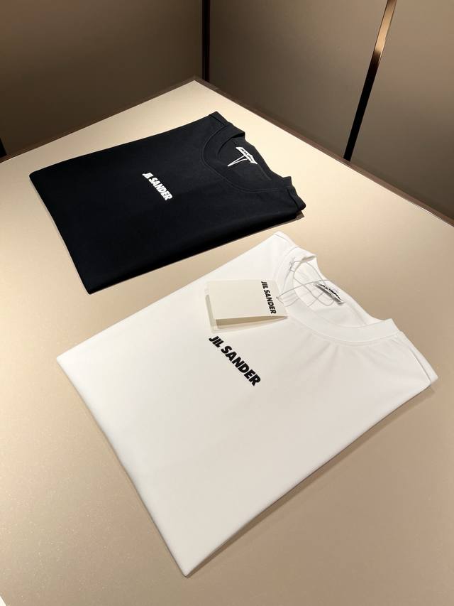 JIL SANDER 2025春夏新款男女同款短袖T恤户外品牌可能大家第一想到的就是加拿大鹅、始祖鸟。给人一种标签试的感觉！除了在款式设计上颇有造诣之外，最明显