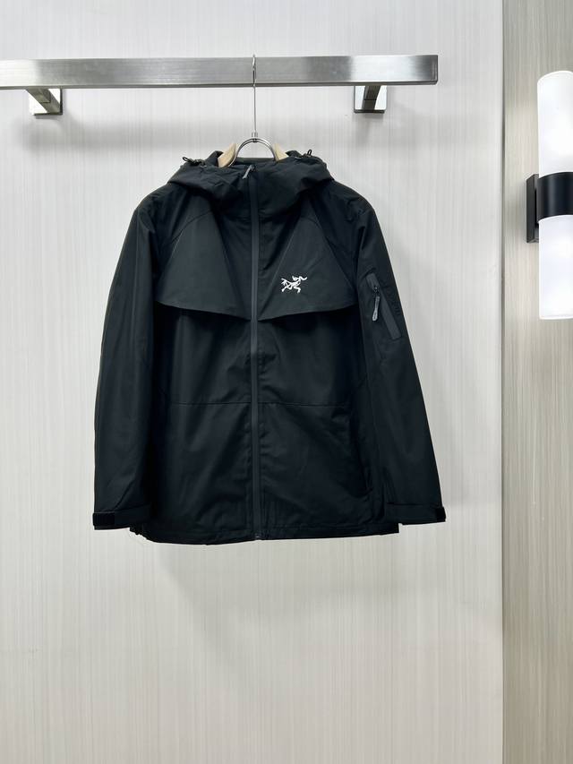 ARCTERYX 始祖鸟 2025春季新款男士夹克外套，原单三标齐全高端版本！专柜定制面料 透气舒适度高，细节无可挑剔，品牌元素设计理念，专业代购级体现高品质。