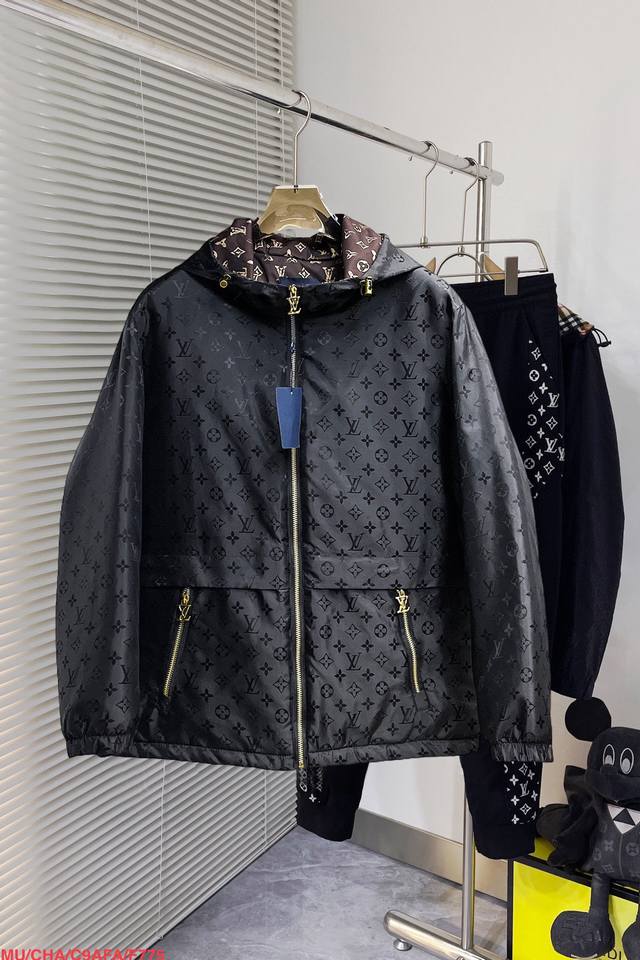 LV 三标齐全 冬季新款棉服加棉外套，秀场新品品相非常完美，舒适保暖，色泽饱满诱人，非常出彩的设计，轻松将时髦感进阶，做工极为考究严谨，走线工整细致！大牌设计师