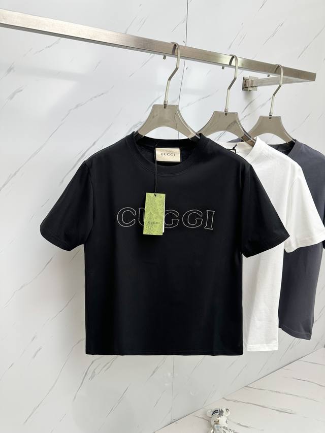 Gucci新品2025ss早春系列浮雕压花烫钻字母短袖 T 桖 选用客供定制针织100%纯棉面打造,面料手感细腻，厚实有质感的纯棉布高密度的机织工艺，如棉絮般柔