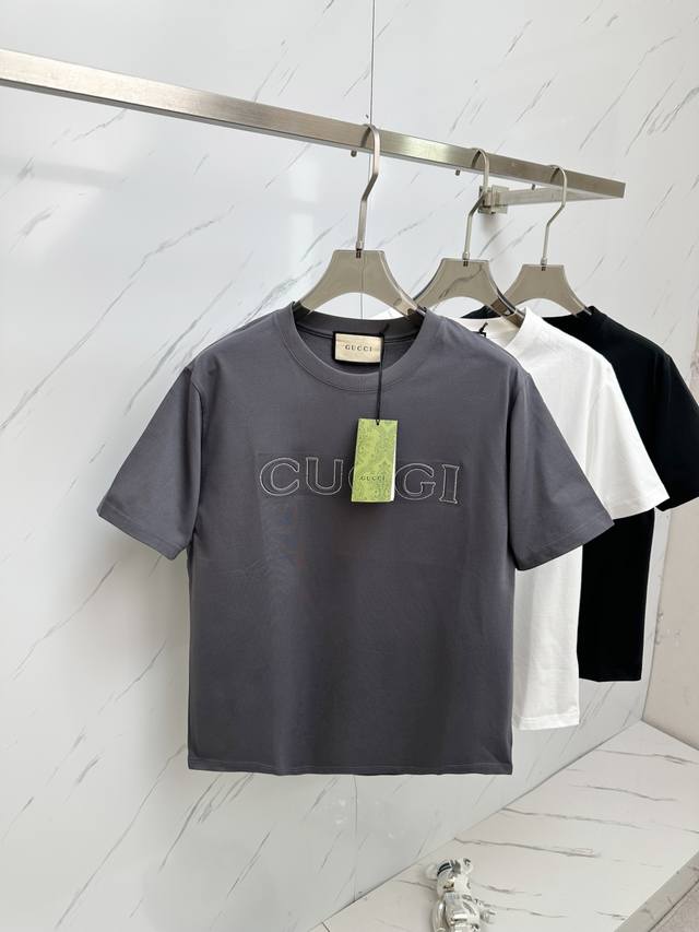 Gucci新品2025ss早春系列浮雕压花烫钻字母短袖 T 桖 选用客供定制针织100%纯棉面打造,面料手感细腻，厚实有质感的纯棉布高密度的机织工艺，如棉絮般柔