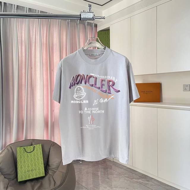 Moncle* 蒙口2025夏季新款 个性logo印花 定制面料300 短袖t恤 男女同款 尺码：S M L XL XXL 五个码 颜色：黑色 白色 玫红色 铁 - 点击图像关闭