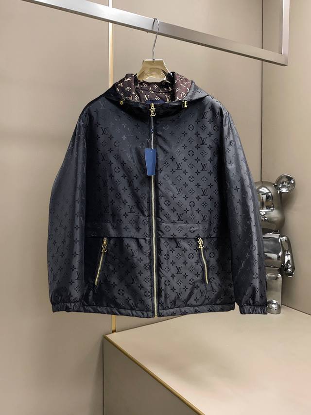 LV 三标齐全 冬季新款棉服加棉外套，秀场新品品相非常完美，舒适保暖，色泽饱满诱人，非常出彩的设计，轻松将时髦感进阶，做工极为考究严谨，走线工整细致！大牌设计师