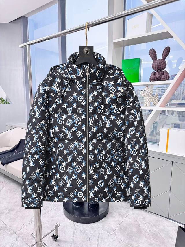 LV 顶级版本秋冬新款羽绒服 原版1:1订制五金配件全进口原版定制 欢迎专柜对比 绝对的高品质 采用顶级90白鸭绒 超柔软 充羽量蓬松饱满 超级重工 面料做工杠