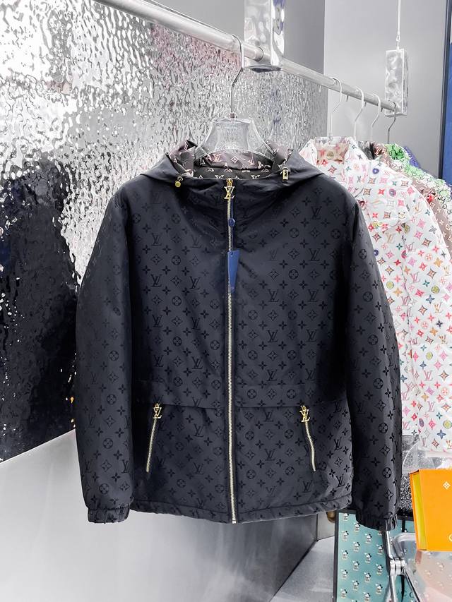 LV 三标齐全 冬季新款棉服加棉外套，秀场新品品相非常完美，舒适保暖，色泽饱满诱人，非常出彩的设计，轻松将时髦感进阶，做工极为考究严谨，走线工整细致！大牌设计师