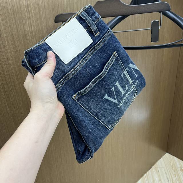 新款 VLTN 高端定制品质 25SS春夏最新款原单牛仔裤 柜台同步发售 原版定制复刻 客供五金辅料 原单品质 进口牛仔面料重工洗水 做工走线精细 上身绝佳，优