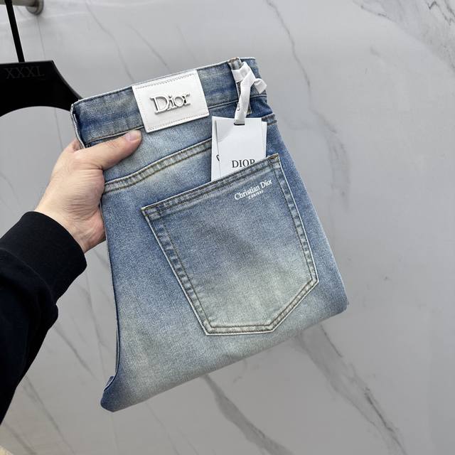 Dior 迪奥 高端定制、2025早春最新款牛仔裤 柜台同步发售 原版定制复刻 客供五金辅料 原单品质 进口牛仔面料高弹力 重工洗水 做工走线精细 上身绝佳！优