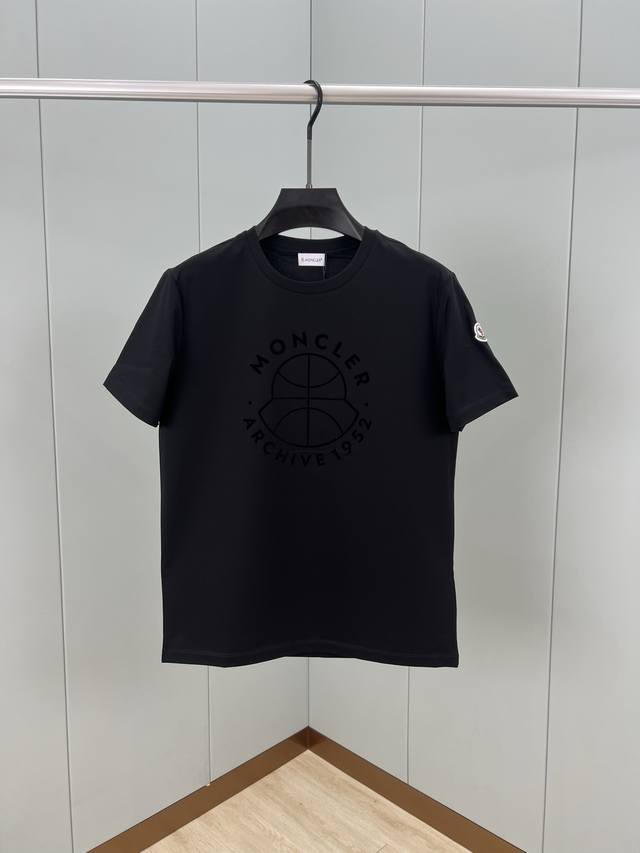 Moncler 25春夏新品植绒篮球标识短袖T恤，采用定制80支双股丝光棉面料；黑色 白色 S～XXXL 可定制4XL、5XL