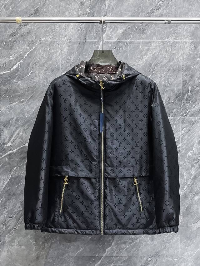 LV 三标齐全 冬季新款棉服加棉外套，秀场新品品相非常完美，舒适保暖，色泽饱满诱人，非常出彩的设计，轻松将时髦感进阶，做工极为考究严谨，走线工整细致！大牌设计师