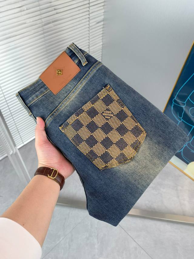 LV 新款来袭2015新春爆款新品 专柜有售 实体店极品牛仔裤专柜原版1:1好货，适合各个年龄段。市场最高版本的欧洲进口面料。舒适柔软亲肤，上身效果超级棒时尚百