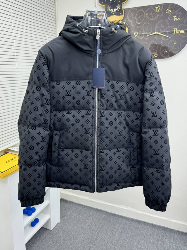 LV 顶级版本秋冬新款羽绒服 原版1:1订制五金配件全进口原版定制 欢迎专柜对比 绝对的高品质 采用顶级90白鸭绒 超柔软 充羽量蓬松饱满 超级重工 面料做工杠