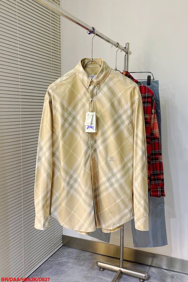 burberry SS早春新品！经典vintage复古浅杏格纹府绸衬衫，英伦学院风气质经典版型。原版定制全面对格剪裁设计，进口面料质感亲肤柔软细腻！定位战马刺绣