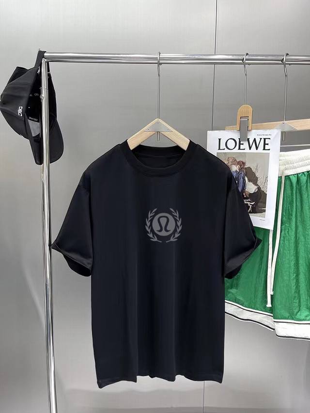 lululemon 新款字母印花双层重工短袖T桖 字母图案不管是T桖还是卫衣都是每年的爆款单品 前幅大面积印花采用大康丽数码印花机直喷 成本极高 经过多次的调试