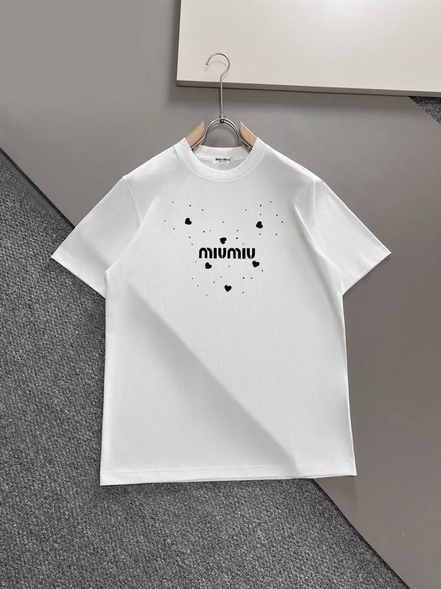 miumiu 新款字母印花双层重工短袖T桖 字母图案不管是T桖还是卫衣都是每年的爆款单品 前幅大面积印花采用大康丽数码印花机直喷 成本极高 经过多次的调试打版图