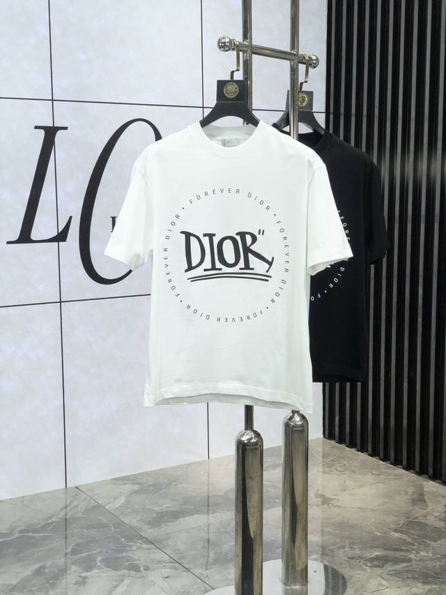 Dior。2025春夏新款首发专柜最新款短袖圆领T恤 高端订制 设计前卫时尚！品牌logo重工艺设计 高端定制丝光云朵棉面料.手感柔软.穿着舒适.专柜级别精致车