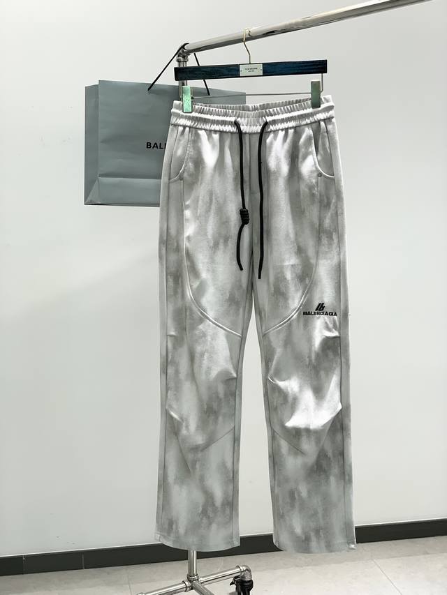 Balenciaga 巴黎世家，2025春季最新品，专柜同步有售，原单狠货，水洗休闲裤，进口原版水洗弹力面料，舒适有弹性，顶级刺绣工艺字母图案Logo，原版五金