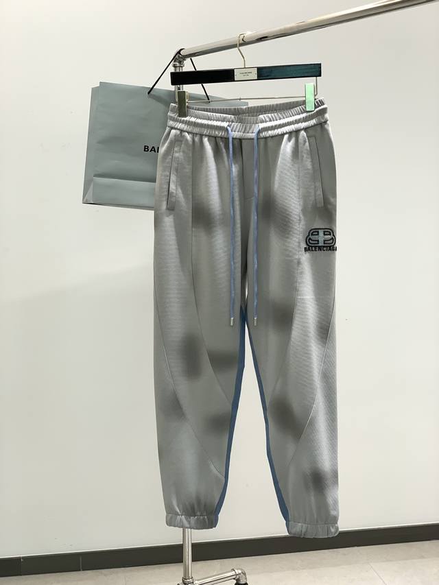 Balenciaga 巴黎世家，2025春季最新品，专柜同步有售，原单狠货，水洗休闲裤，进口原版水洗弹力面料，舒适有弹性，顶级刺绣工艺字母图案Logo，原版五金