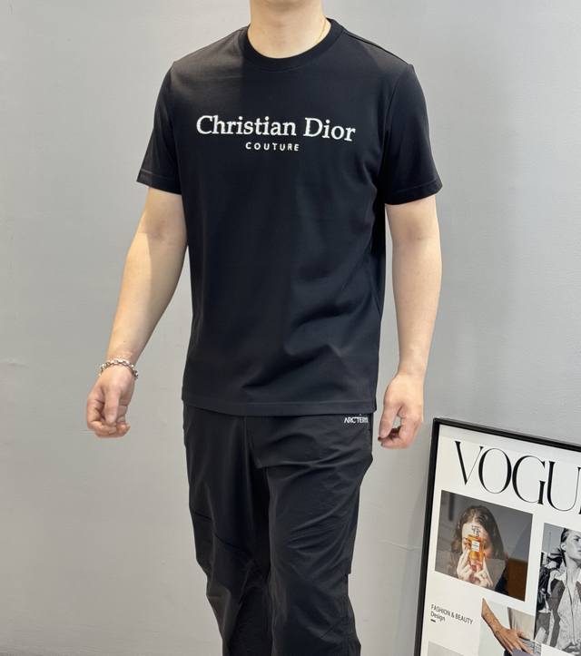 Christian dio*r迪-奥25s新款圆领短袖T恤，基础款净版让你过目难忘！此款短TEE甄选240g高织棉面料，触感爽滑软糯，贴身穿着极致舒适亲肤！衣身