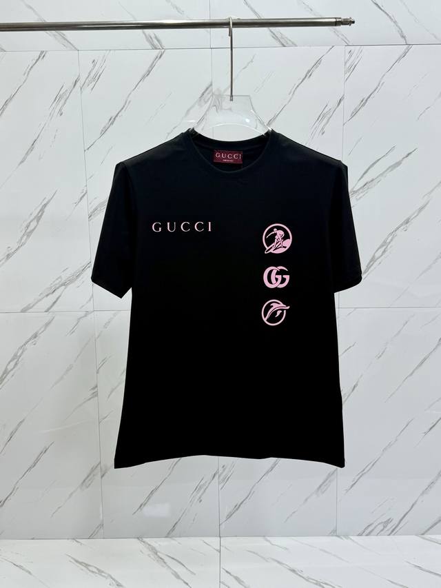 GUcci 古驰 25ss春夏新品立体印花圆领短袖T恤，正面缀饰有冲浪设计品牌字母标识硅胶印花设计，后背冲浪印花字母点缀，打造男士基本款单品，为男士衣橱注入新意