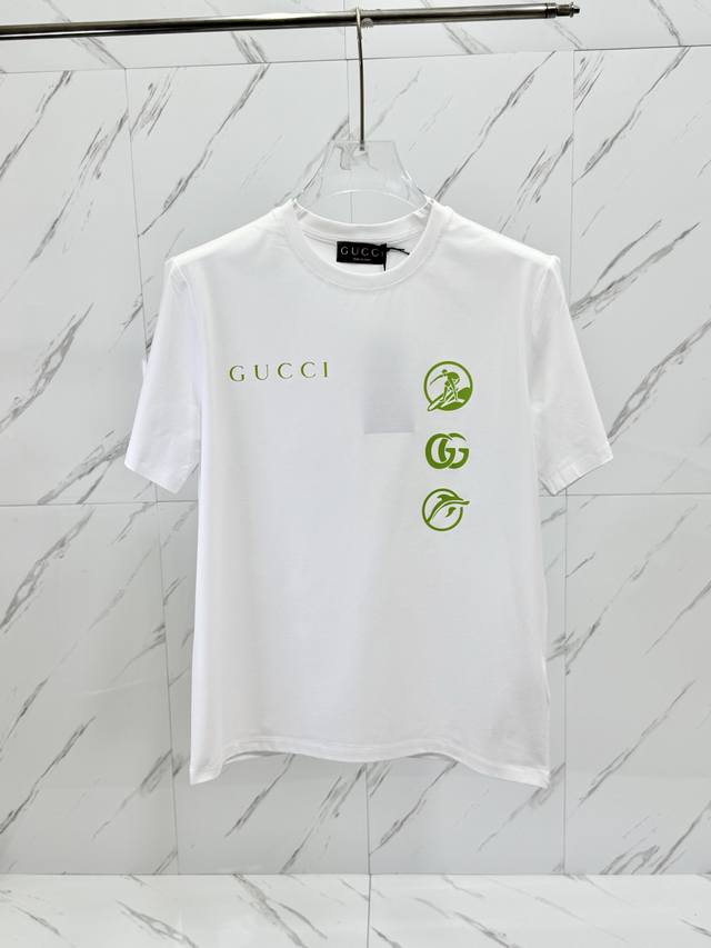 GUcci 古驰 25ss春夏新品立体印花圆领短袖T恤，正面缀饰有冲浪设计品牌字母标识硅胶印花设计，后背冲浪印花字母点缀，打造男士基本款单品，为男士衣橱注入新意