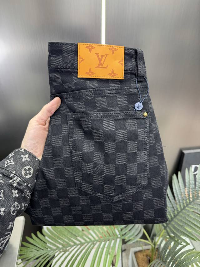 Xq LV 25新款牛仔裤休闲版 采用精选原版面料，穿着柔软服适绣气，具有独特弹力纤维不易变形而又耐磨，上身柔顺亲肤的触感，有质感上档次。更显时尚，配上后腰五金