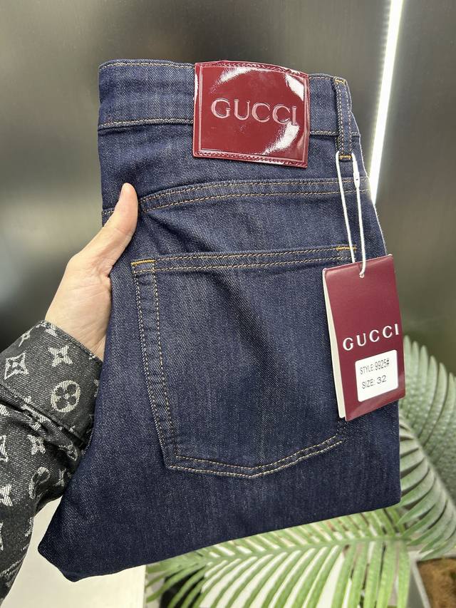 Xq GUCCI 25新款牛仔裤休闲版 采用精选原版面料，穿着柔软服适绣气，具有独特弹力纤维不易变形而又耐磨，上身柔顺亲肤的触感，有质感上档次。更显时尚，配上后