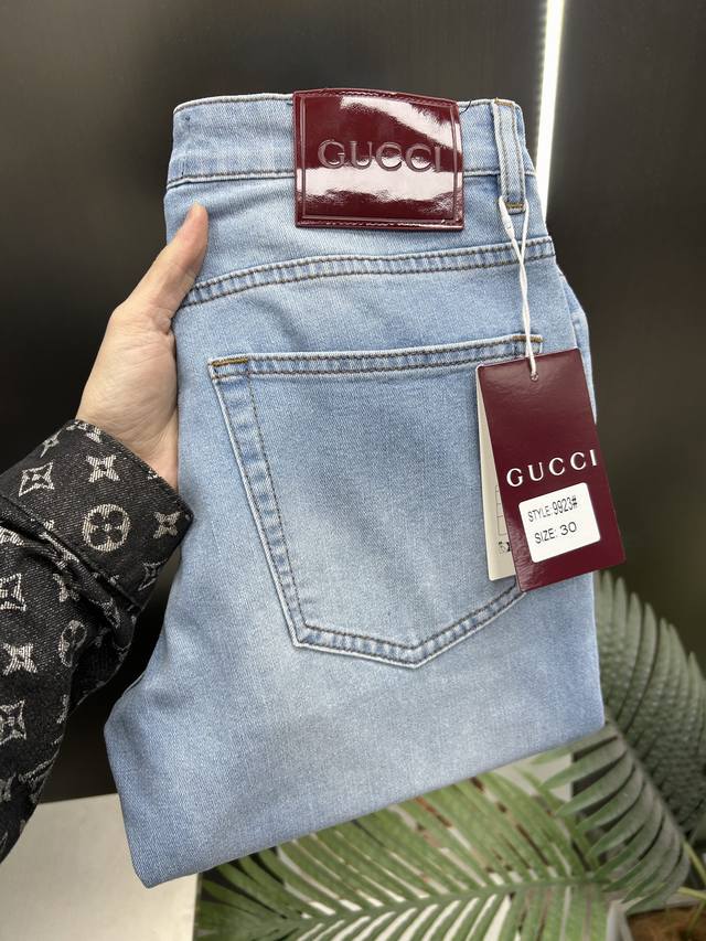 GUCCI 25新款牛仔裤休闲版 采用精选原版面料，穿着柔软服适绣气，具有独特弹力纤维不易变形而又耐磨，上身柔顺亲肤的触感，有质感上档次。更显时尚，配上后腰五金