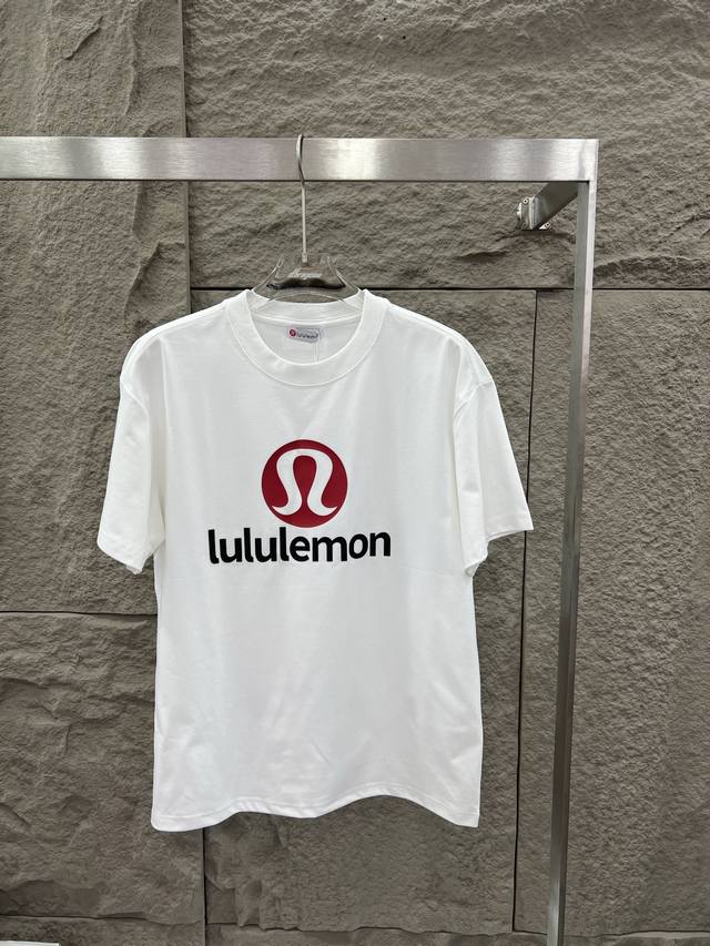 LULU25ss新品来咯 经典红标logo T恤 也太上镜了 索罗娜凉感短袖t恤240G速干抑菌防晒U+ 棉混纺的面料，双重科学研发的超凉感面料，男女同款，这种