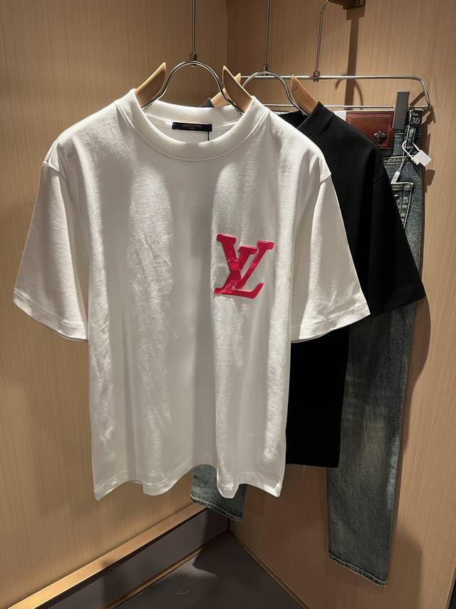 LouisVuitt*路易*登 2025春夏全新系列单品上线，非常时髦前卫的一款男女同款短袖T恤，标识logo图案压胶修饰！区别于以往的不同，宣示品牌传承多年的