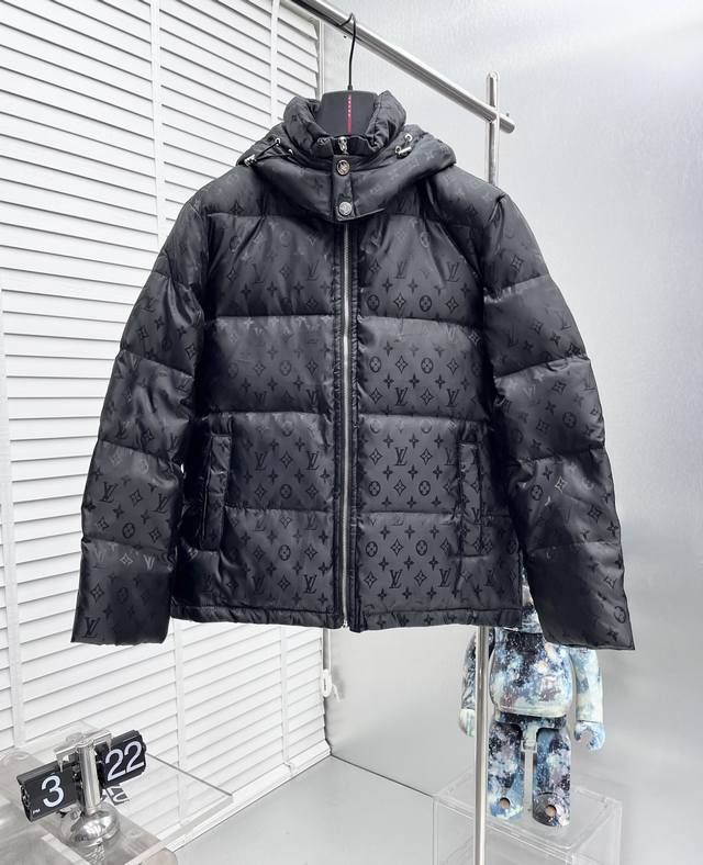 LV*24ss冬季新款老花拼接羽绒服 填充国标90白鸭绒，采用聚酯纤维面料，舒适保暖，品相完美，压缩后蓬松度恢复性好，聚热锁暖，原版辅料一比一三标齐全，男女同款