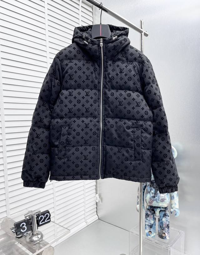 LV* 24ss冬季新款羽绒服 填充国标90白鸭绒，采用聚酯纤维面料，舒适保暖，品相完美，压缩后蓬松度恢复性好，聚热锁暖，原版辅料一比一三标齐全，男女同款，官网