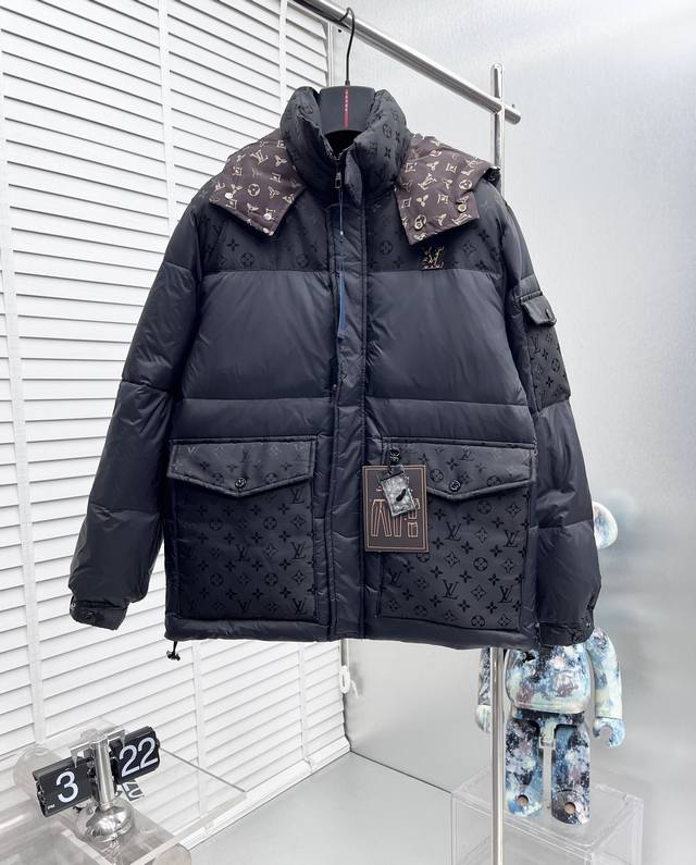 LV*24ss冬季新款老花拼接羽绒服 填充国标90白鸭绒，采用聚酯纤维面料，舒适保暖，品相完美，压缩后蓬松度恢复性好，聚热锁暖，原版辅料一比一三标齐全，男女同款