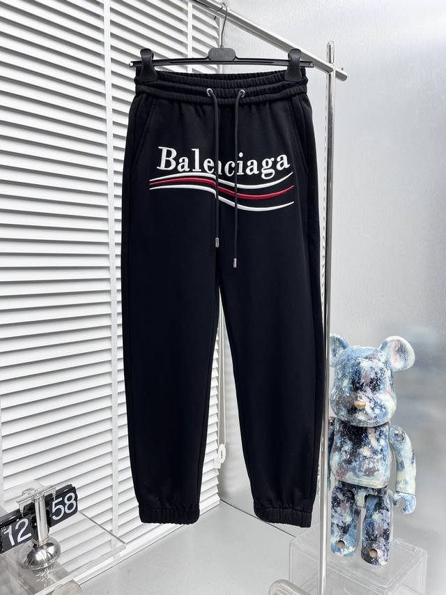 Balenciaga* 2025ss春季新款休闲裤！官网同步发售。品牌经典LOGO休闲裤 ，定制面料，舒适度极好，手触感强烈。辨识度极高，完美品相工艺。 尺码： - 点击图像关闭