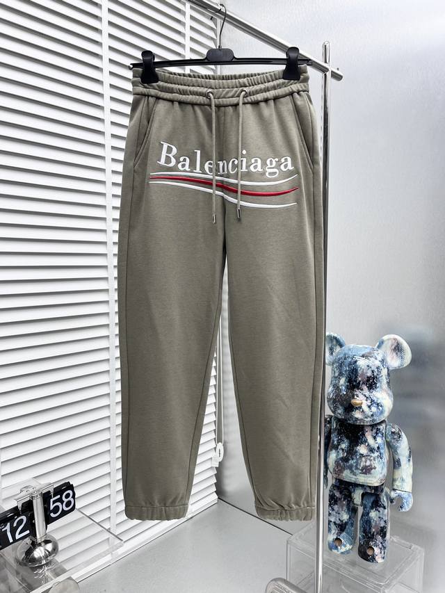 Balenciaga* 2025ss春季新款休闲裤！官网同步发售。品牌经典LOGO休闲裤 ，定制面料，舒适度极好，手触感强烈。辨识度极高，完美品相工艺。 尺码：