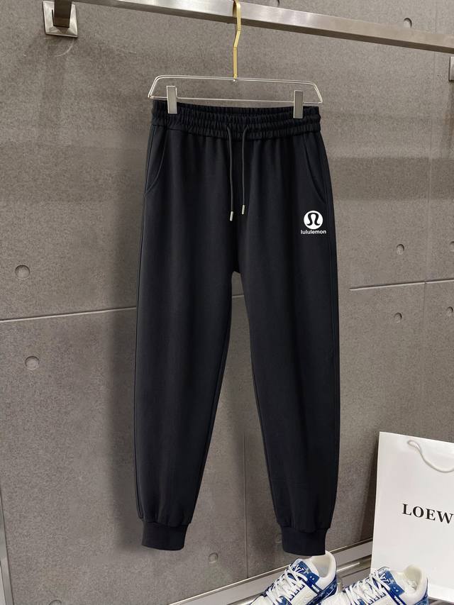 lululemon 加厚新款 2025官网品牌标识logo印花休闲裤裤。定制纯棉针织400磅复合面料，加厚款 面料舒适松紧腰头,双侧插口袋设计！一款日常穿着，兼