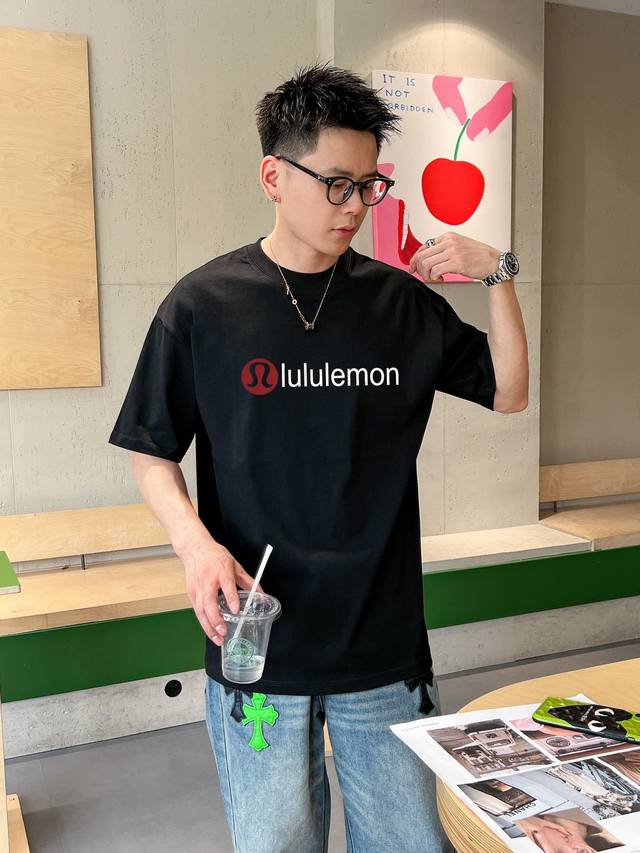 lululemon 新款字母印花双层重工短袖T桖 字母图案不管是T桖还是卫衣都是每年的爆款单品 前幅大面积印花采用大康丽数码印花机直喷 成本极高 经过多次的调试